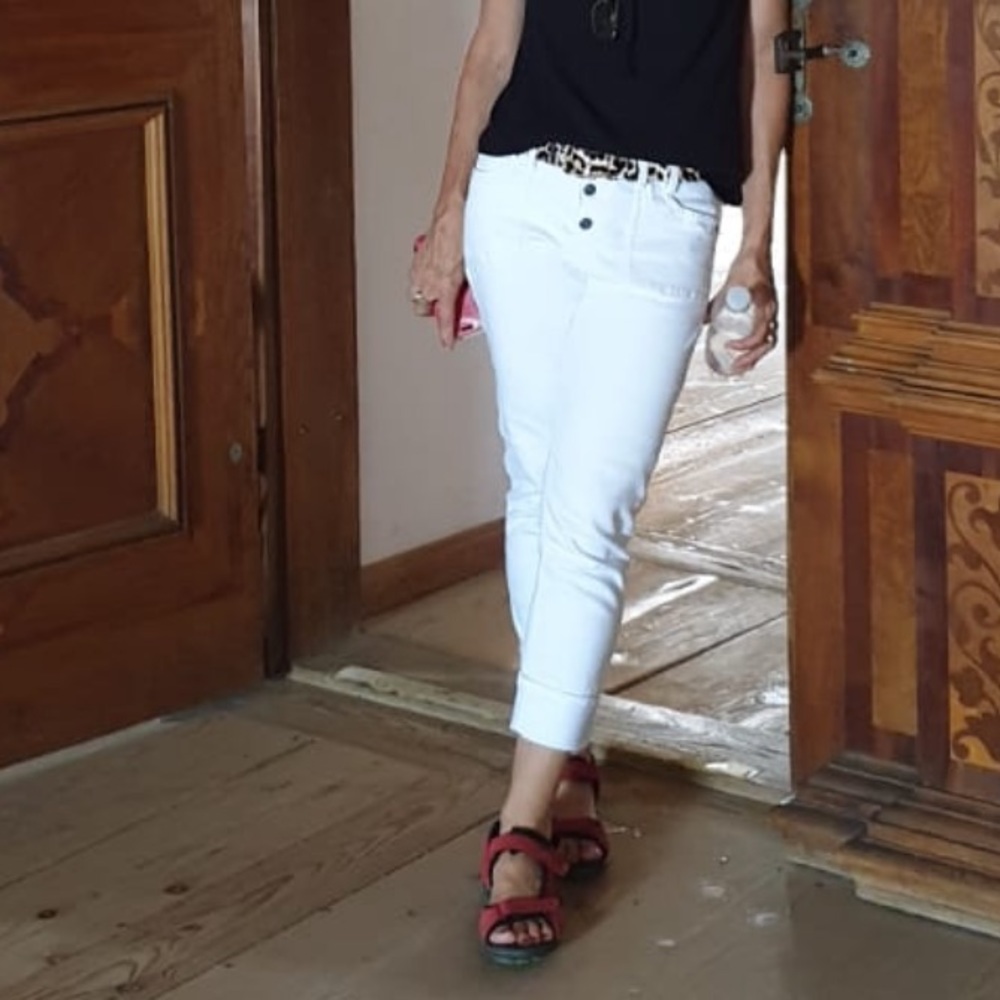 Kennith Cole white cropped jeans😃